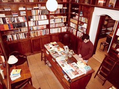 Pablo Cerezo, uno de los libreros de Pérgamo, junto al mostrador de la librería.