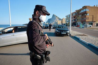 Control policial en el barrio de San Bernando, de la Linea de la Concepción (Cádiz), tras la oleada de disturbios, este viernes.