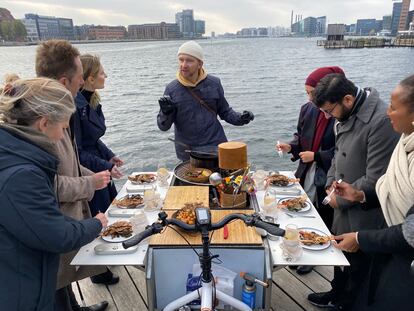 Morten Kryger Wulff, chef de Cykelkokken, da de comer a varios clientes con su bicicleta, que incluye una cocina portátil.