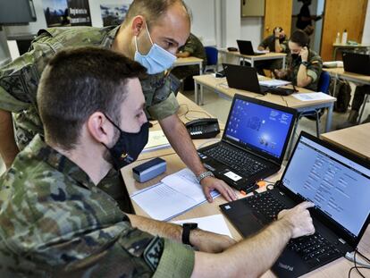 Rastreadores del Ejército, en un momento de su trabajo en la base de Marines (Valencia), el 2 de octubre.