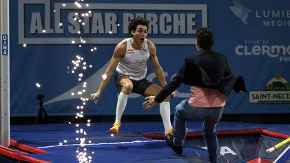 Lavillenie, de espaldas, se lanza hacia Duplantis, tras saltar 6,22 metros y batir por sexta vez el récord del mundo de pértiga.