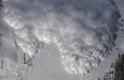 Una avalancha provocada artificialmente se precipita por la ladera de una montaña en el Valle de la Sionne, en Anzére (Suiza).