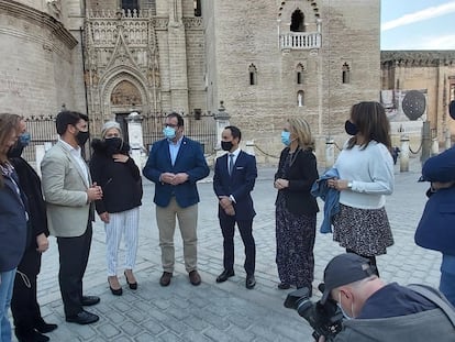 Juan Ávila (en el centro de la imagen, con mascarilla azul) con un grupo de partidarios en el centro de Sevilla este viernes.