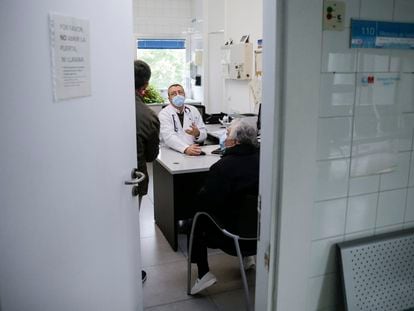 Un médico de atención primaria atiende a una paciente en el centro de salud Calesas, en Usera (Madrid).