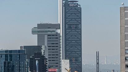 Vista de la Torre Bancomer en la Ciudad de México, en una imagen de archivo.