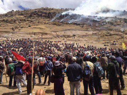 Manifestantes que se oponen al proyecto minero cuprífero Las Bambas.