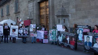 Protesta de familiares de desaparecidos, este lunes.