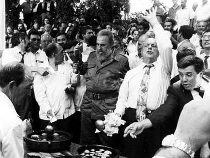 Fidel Castro y Manuel Fraga, el 28 de julio de 1992, preparando una queimada en L&aacute;ncara.