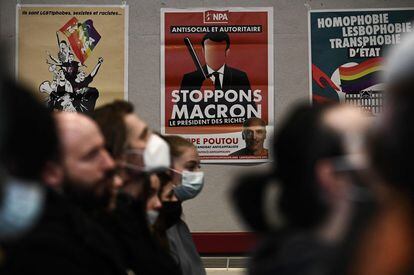 Cartel en contra de Macron en un acto de campaña en Burdeos el miércoles del Nuevo Partido Anticapitalista, cuyo candidato es Philippe Poutou. 