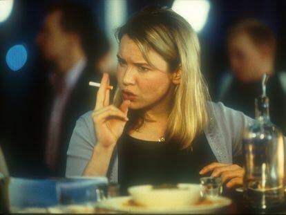 Fotograma  de la pelicula 'El diario de Bridget Jones', una película que refleja un mundo que ya no existe: Bridget fumaba en interiores.