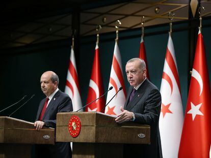 El presidente de Turquía, Recep Tayyip Erdogan (derecha), junto al nuevo presidente de la República Turca del Norte de Chipre, Ersin Tatar, durante una rueda de prensa en Ankara el 6 de octubre de 2020.