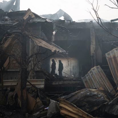 Los bomberos trabajan para extinguir un incendio después de un ataque ruso en Járkov (Ucrania).