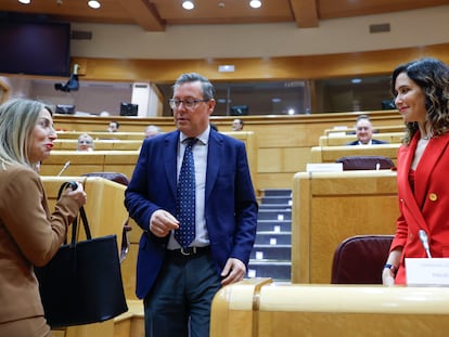 La presidenta de Extremadura, María Guardiola, el secretario general del PP de Madrid, Alfonso Serrano, y la presidenta de Madrid, Isabel Díaz Ayuso, en el Senado.