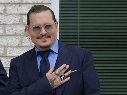 El actor Johnny Depp sonreía a sus admiradores durante la última jornada del juicio por difamación contra Amber Heard, el 27 de mayo en Virginia (Estados Unidos).