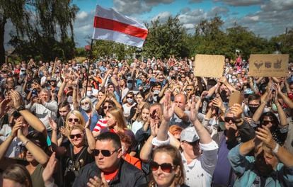 Miles de personas, en un mitin de Tijanóvskaya el viernes en la ciudad bielorrusa de Hlybokaje.
