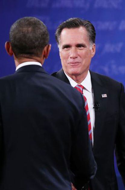 Romney saluda a Obama al término del debate en Florida.