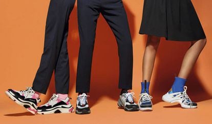 De izquierda a derecha, zapatillas de Balenciaga, con calcetín rosa de Happy Socks y pantalón de Ikks; deportivas Thunder Electric, de Puma, calcetín de Scalpers y pantalón de Boss, y zapatillas con calcetín incorporado y falda, todo de Louis Vuitton.