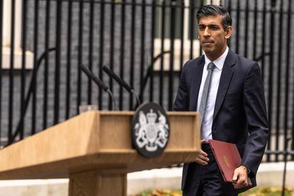 El primer ministro británico, Rishi Sunak, se dispone a comparecer en Downing Street.