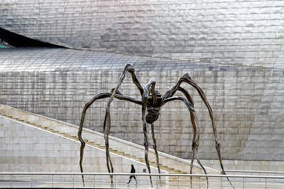 'Mamá', escultura de la artista francesa Louise Bourgeois (fallecida en 2010), se expone bajo el puente de La Salve, en el exterior del edificio, desde 2001. La obra, una araña gigante de unos 10 metros de alto realizada con bronce, mármol y acero inoxidable, forma parte de la colección permanente del museo.