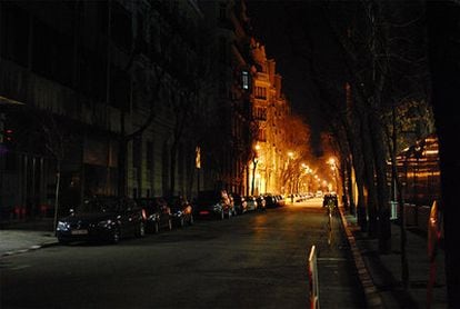 La calle de Fortuny, en el barrio de Chamberí, con un apagón que afectó a varias manzanas.