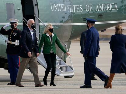 El presidente Joe Biden y la primera dama Jill Biden ayer en Base de la Fuerza Aérea Andrews, en Maryland.