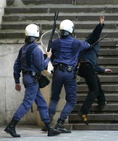 Policías en una protesta antifascista en Santander, en el año 2005.