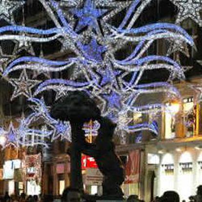 Las calles madrileñas se iluminan para Navidad