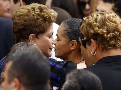 Rousseff abraza a Silva durante el funeral de Campos.