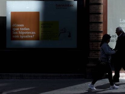 Un cartel publicitario de hipoteca en una entidad bancaria de Sevilla.