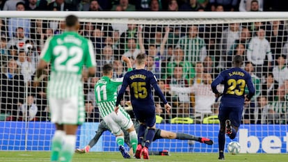 Tello bate a Courtois en el gol de la victoria del Betis, este domingo en Sevilla.