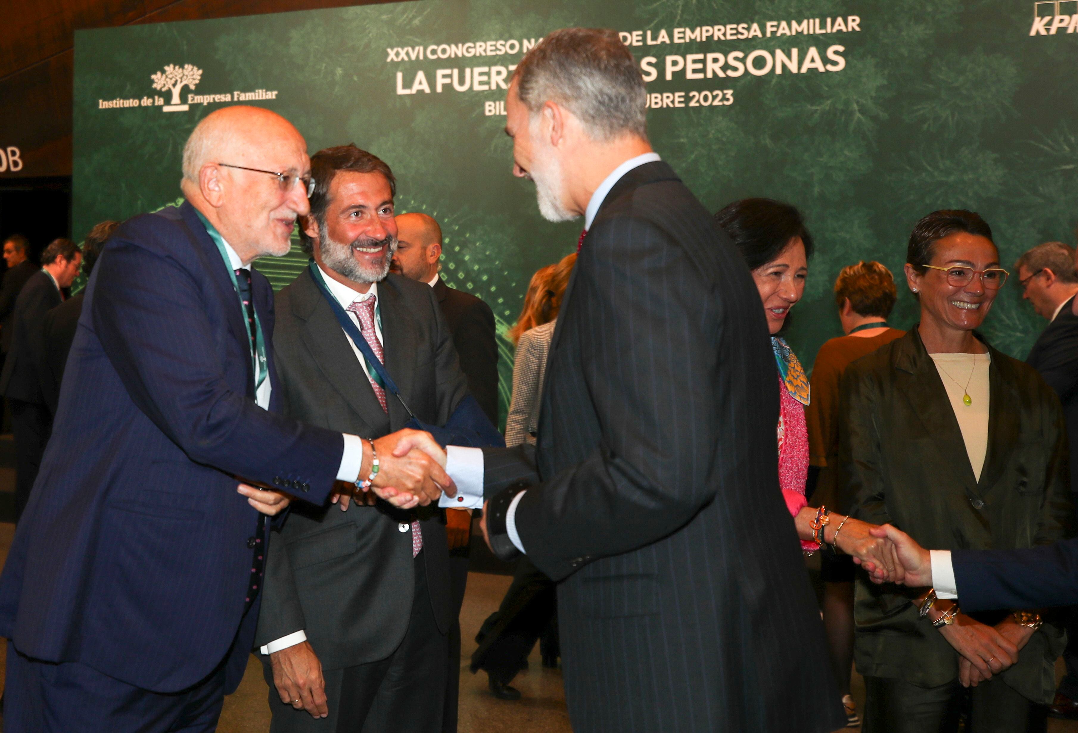 El rey Felipe VI saluda al presidente de Mercadona Juan Roig, en presencia de la presidenta del banco Santander Patricia Botín, en la inauguración del Congreso Nacional de la Empresa Familiar celebrado en Bilbao. 