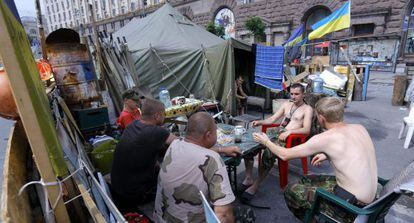 Veteranos del EuroMaidan desayunan en la Plaza de la Independencia.