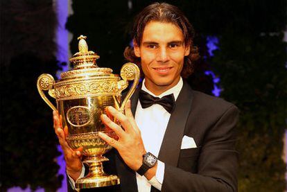 Rafael Nadal, con el trofeo de Wimbledon en la gala final del torneo.