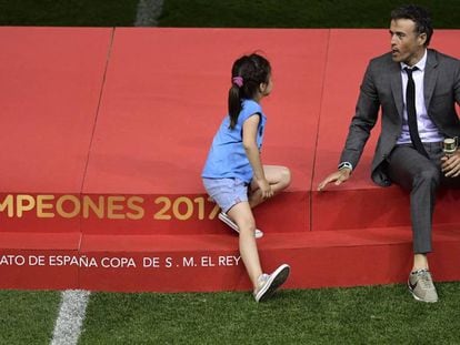 Luis Enrique, junto a su hija tras ganar la Copa del Rey en el Calder&oacute;n.
