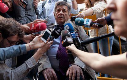 El abogado Carlos Slepoy atiende a los medios en mayo de 2014 en Madrid.