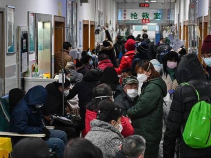En foto, decenas de personas en un pasillo del hospital de la Cruz Roja de Wuhan. En vídeo, las claves del coronavirus.