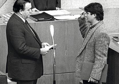 Abril de 1985: Joschka Fischer, líder de Die Grünen, jura como ministro de Medio Ambiente del estado de Hesse.