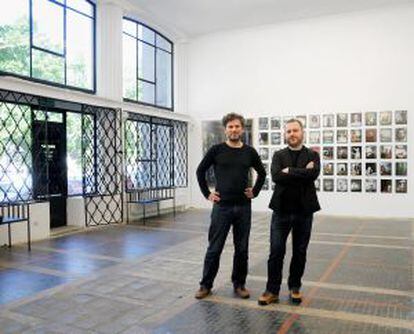 Lukasz Gorczyca (izquierda) y Michal Kaczynski, responsables de la galería de arte Raster de Varsovia.