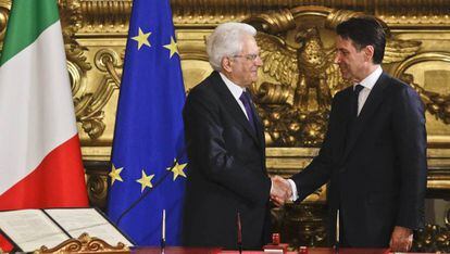 Sergio Mattarella y Giuseppe Conte durante la ceremonia de este viernes en el palacio del Quirinal.