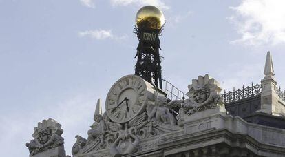 Reloj en la fachada de la sede del Banco de Espa&ntilde;a.
