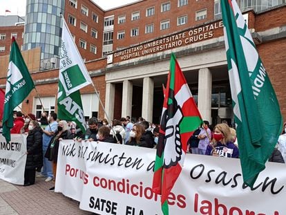 Movilización de los sindicatos de Osakidetza ante el Hospital de Cruces, el día 16.