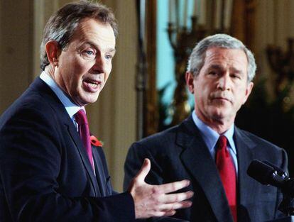 Tony Blair, a la izquierda, y George W. Bush, en una rueda de prensa en 2004.