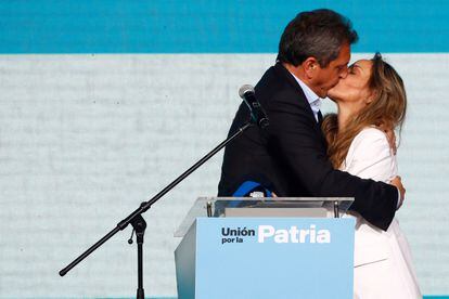 Sergio Massa besa a su esposa, Malena Galmarini, en la sede de su campaña después de las elecciones generales en Buenos Aires.