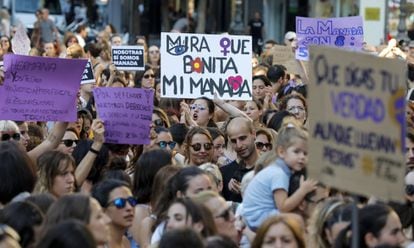 Concentración en Valencia en protesta contra  de la puesta en libertad de los miembros de La Manada, el 22 de junio de 2018.
