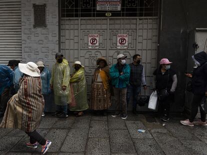 Ciudadanos bolivianos hacen cola afuera del Banco Central para comprar dólares, en La Paz, en marzo de 2023.