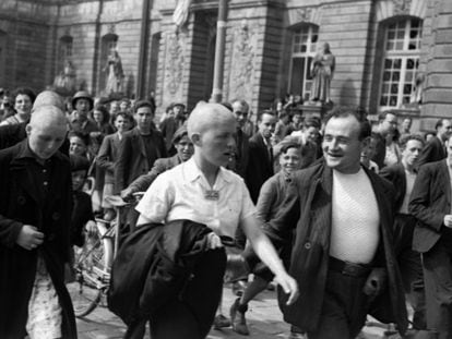 Mujeres acusadas de haber colaborado con los nazis, en Rennes en 1944.