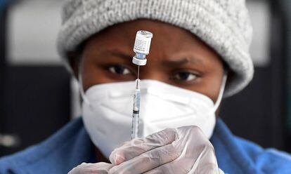 Una enfermera prepara una inyección de Pfizer, el 10 de marzo en Los Ángeles.