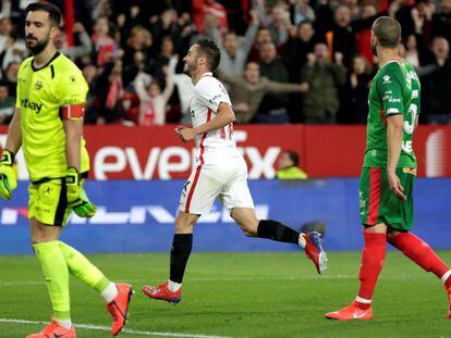 Sarabia celebra el segundo gol del Sevilla. 