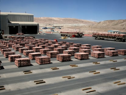 Cátodos de cobre listos para su comercialización, en la mina de BHP Biliton en Antofagasta (Chile)