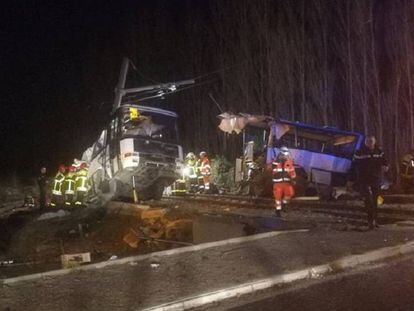 Servicios de emergencias, tras la colisión de un tren y un autobús escolar, este jueves en Millas (Francia).